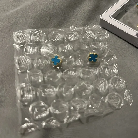 NEW Gold and Blue Clover Bracelet and Earrings set - Picture 4 of 6